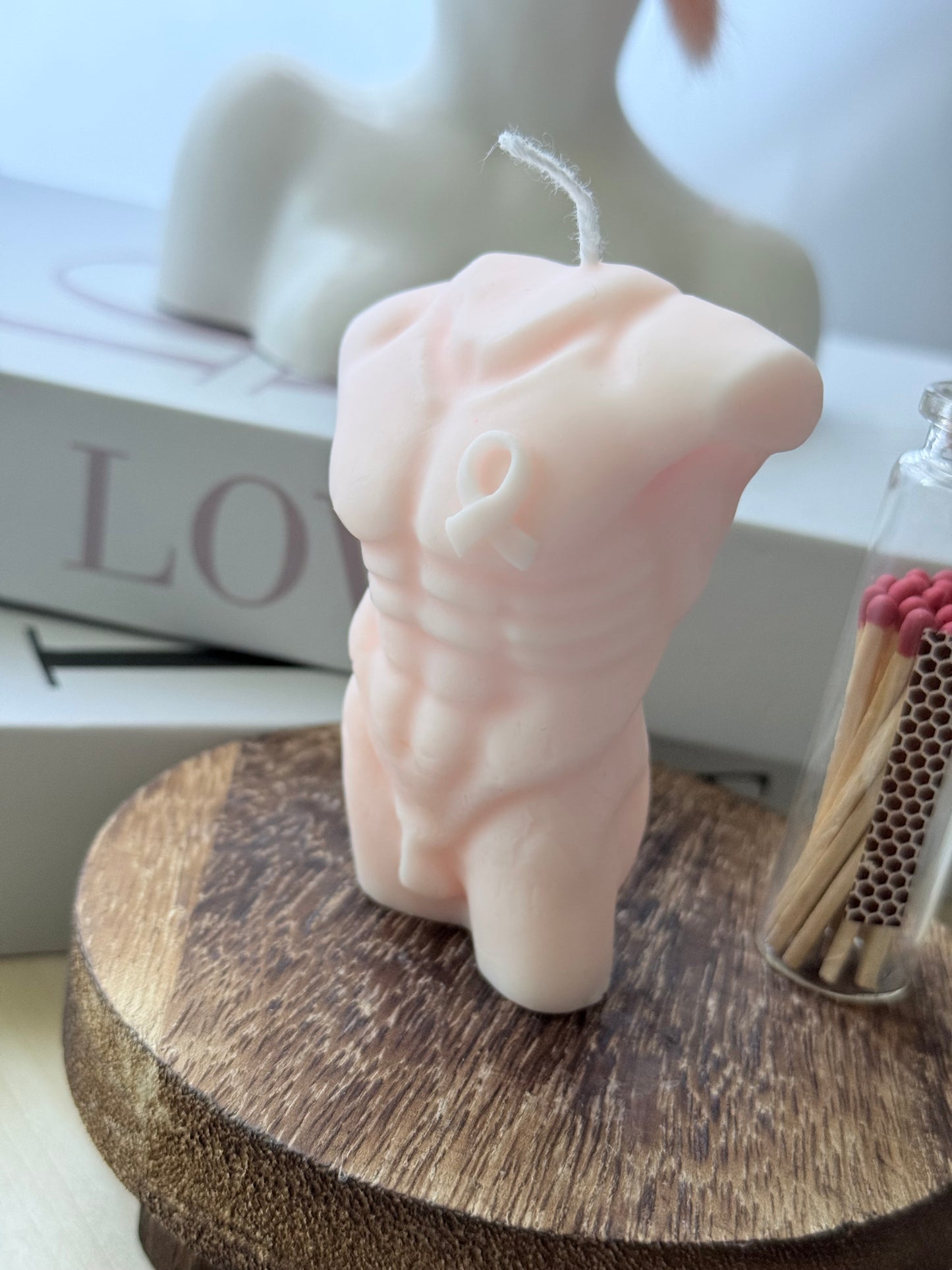 Vela Escultural “Cuerpo Masculino Rosa” – Lucha y Esperanza