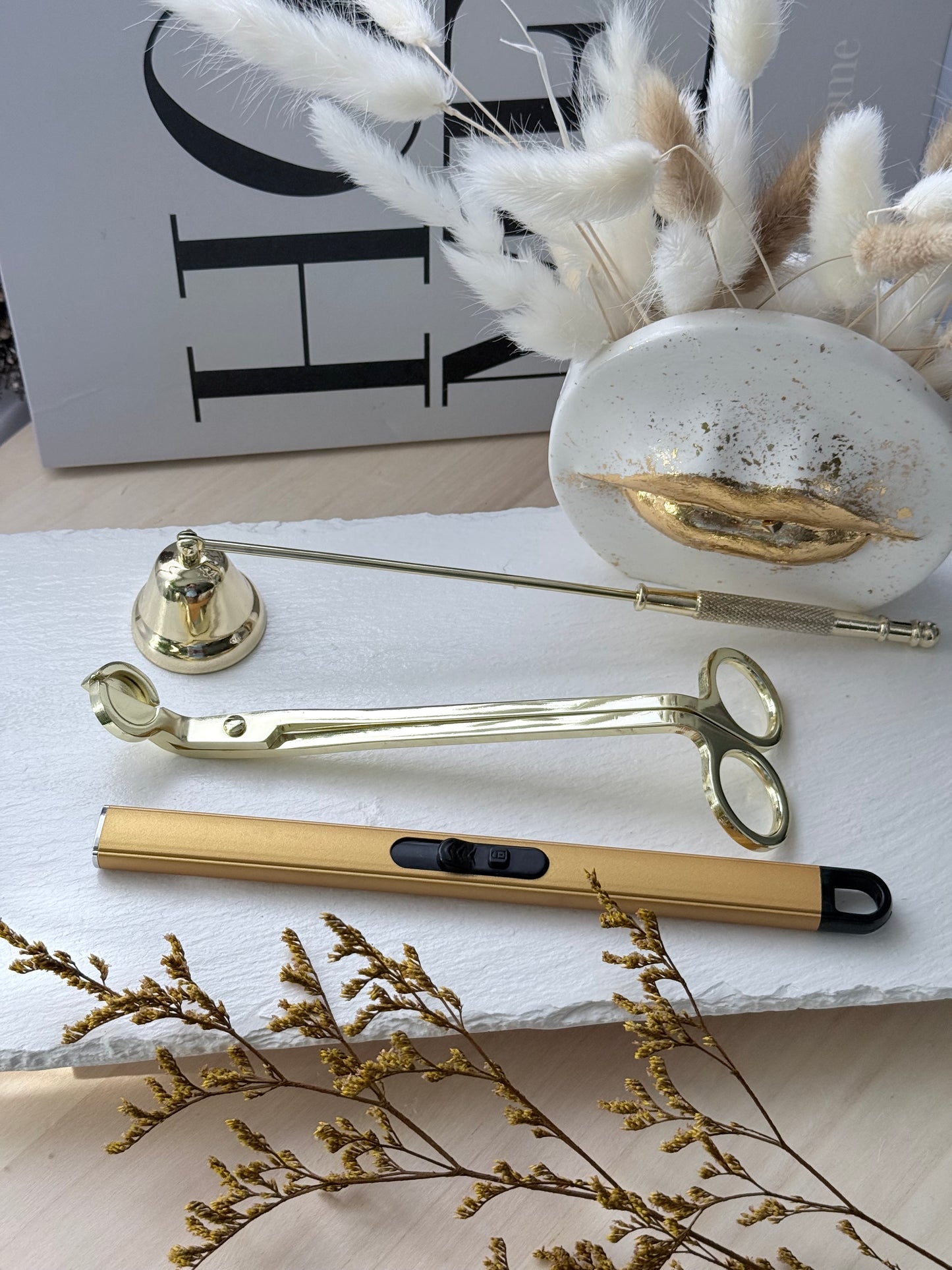 Set de accesorios dorados para el cuidado de velas