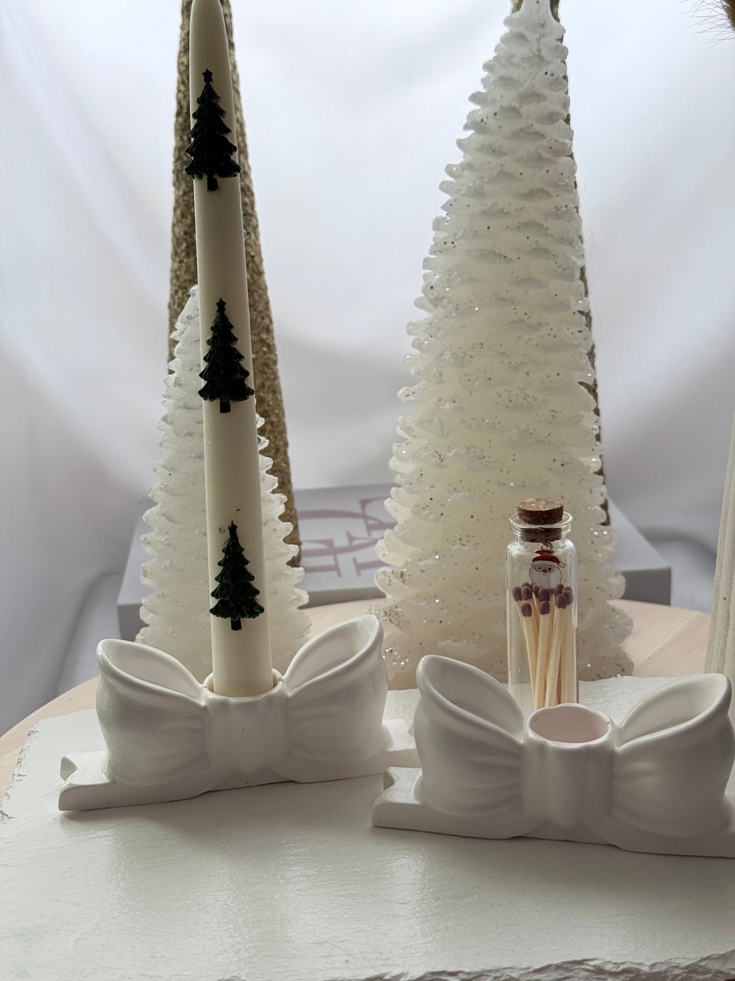 “Lazos Blancos: Porta Velas Navideños”