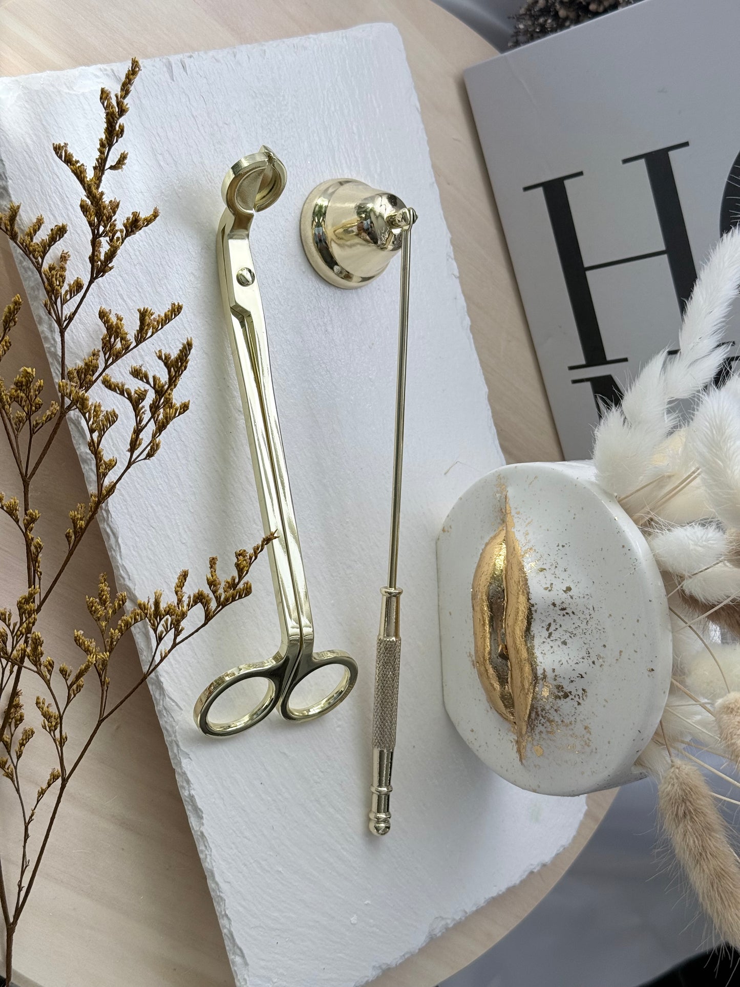 Set dorado de herramientas para el mantenimiento de velas