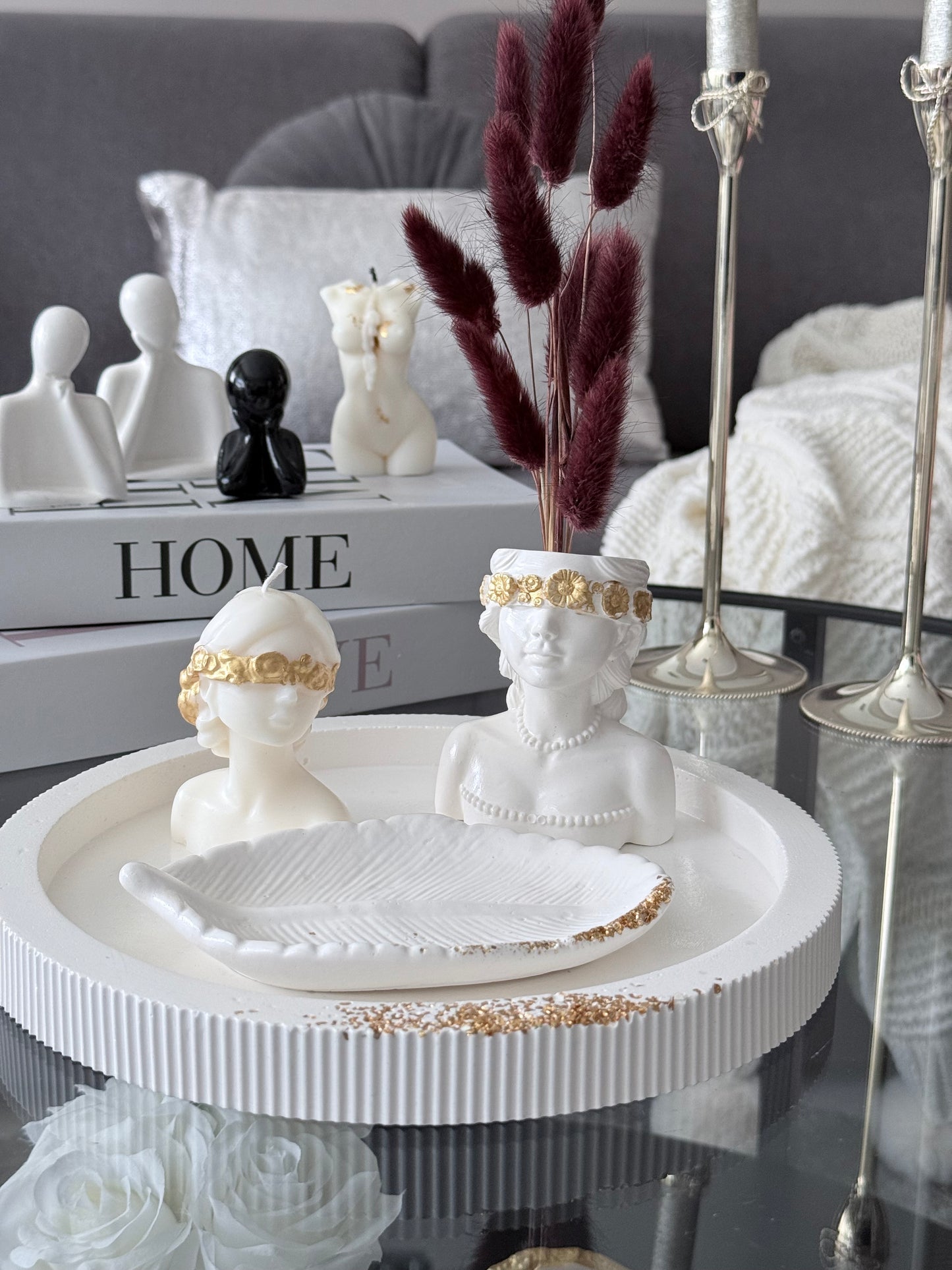 Set Decorativo “Elegancia Clasica en Blanco y Oro”