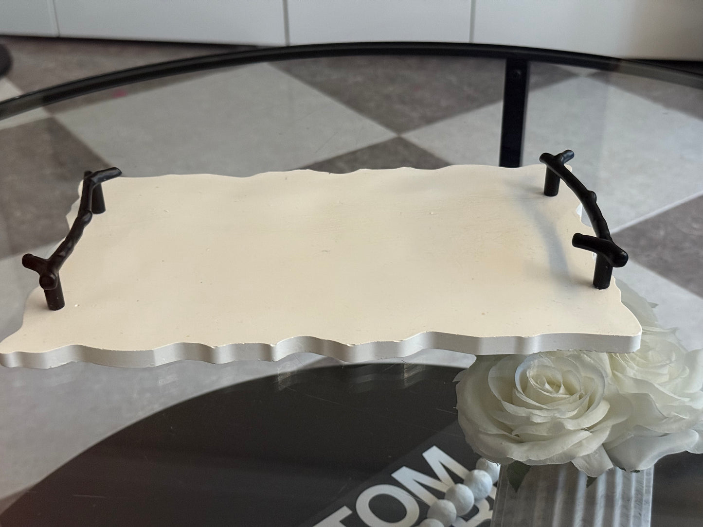 Bandeja Orgánica con Asas Metálicas Negras