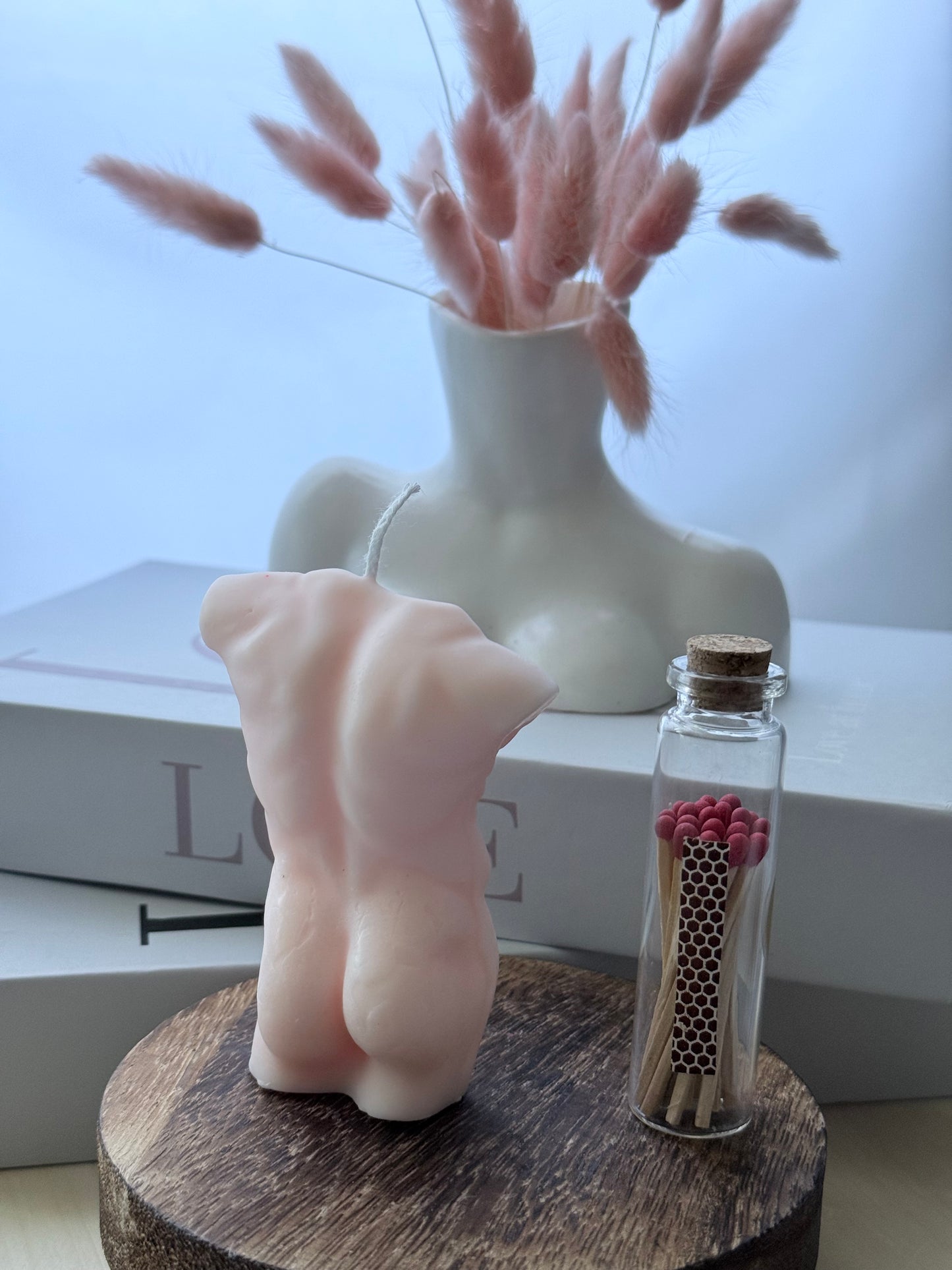 Vela Escultural “Cuerpo Masculino Rosa” – Lucha y Esperanza