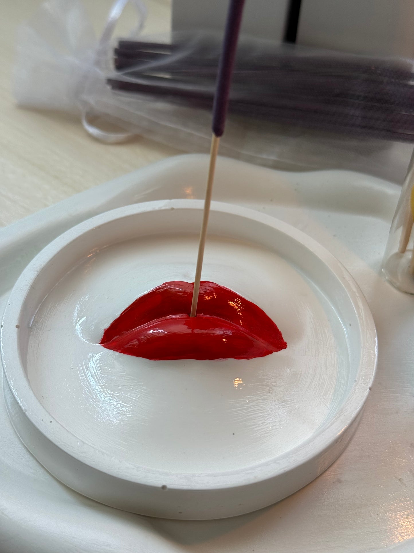 porta inciensos con labios rojos