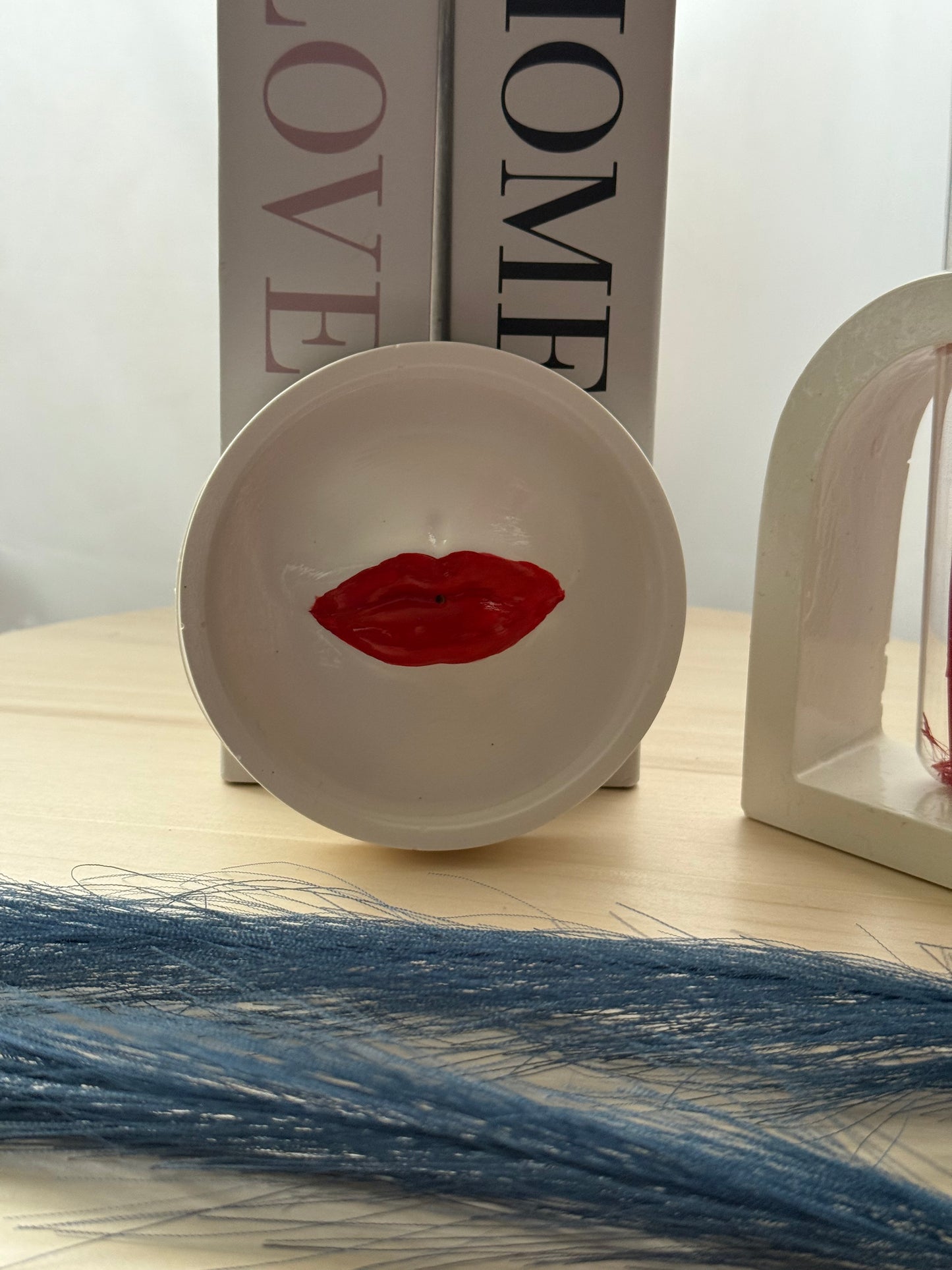 porta inciensos con labios rojos