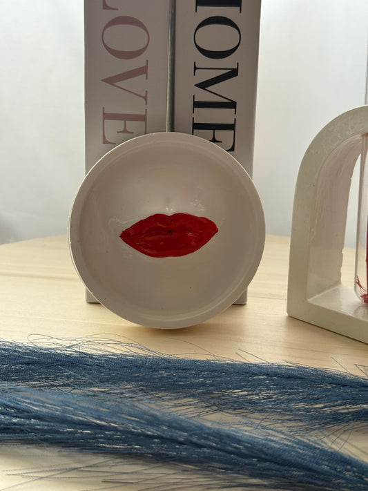 porta inciensos con labios rojos