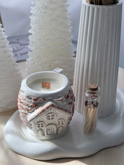“Casita Invernal: Vela Aromática con Mecha de Madera”