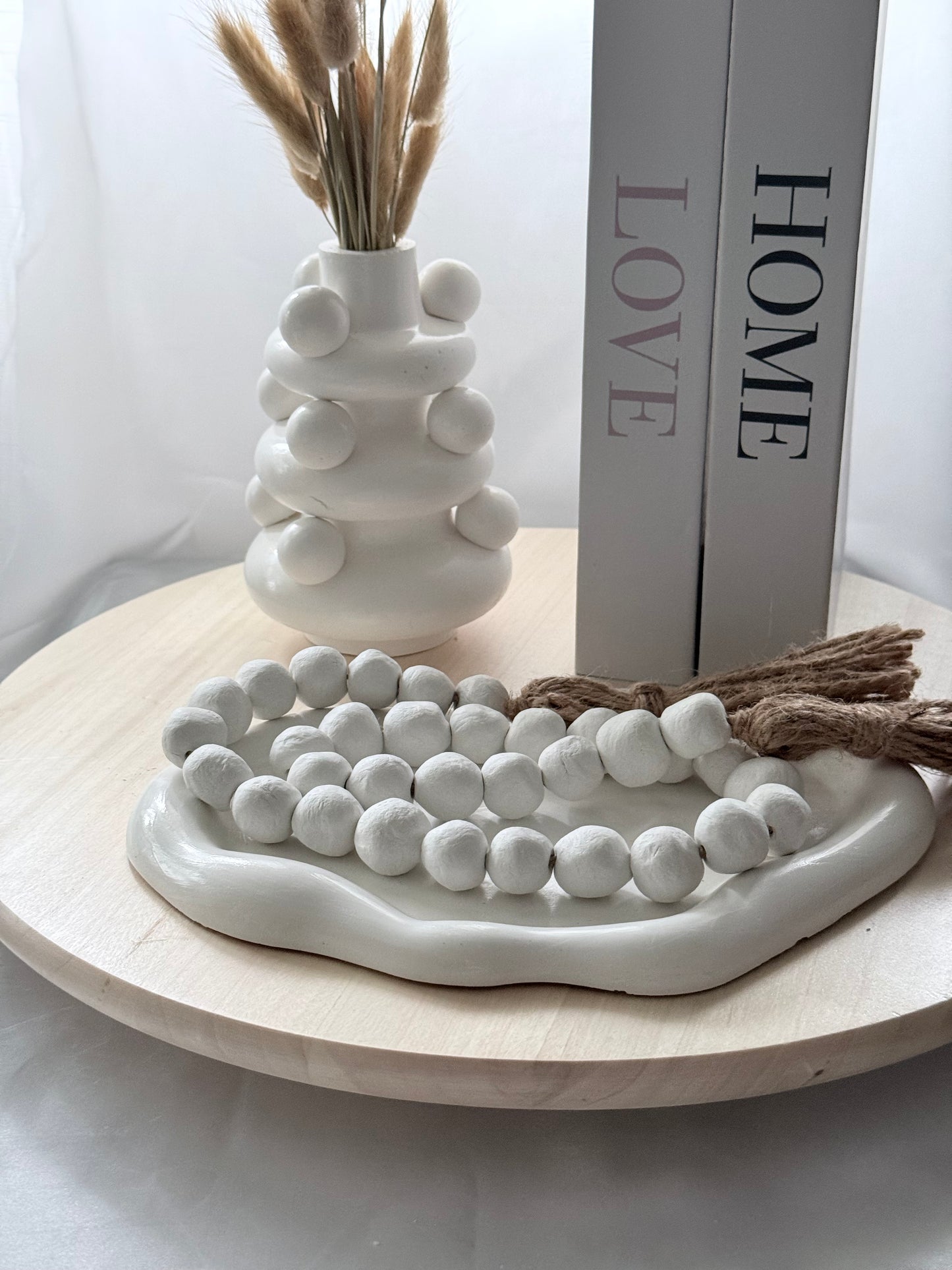 Guirnalda Decorativa de Bolas de Cerámica Fría con Borlas de Yute