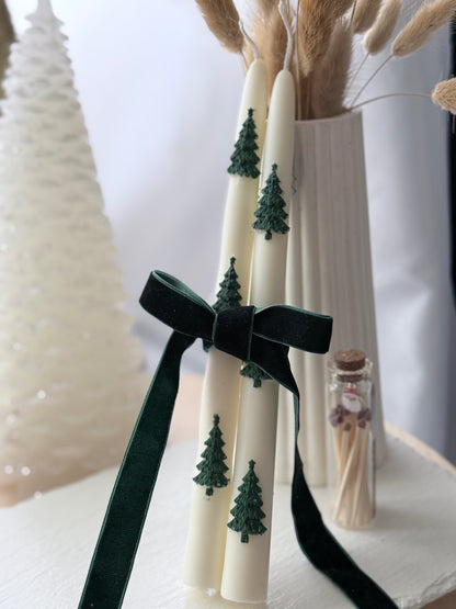 Velas Invernavidad: Set Decorativo con Pinos en Relieve”