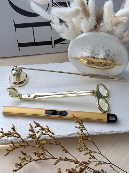 Set de accesorios dorados para el cuidado de velas