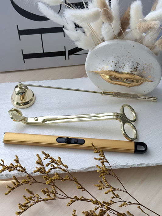 Set de accesorios dorados para el cuidado de velas