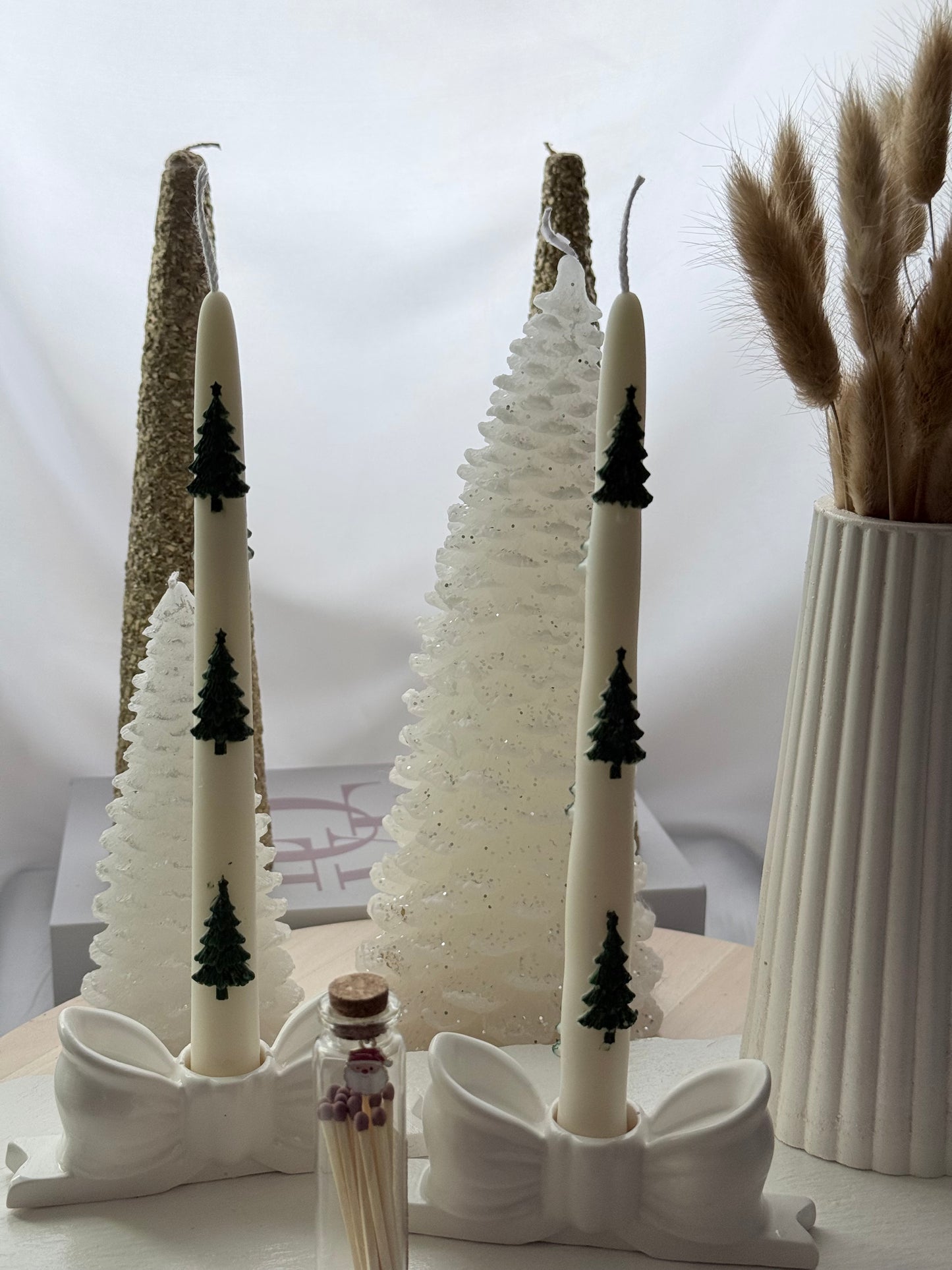 Velas Invernavidad: Set Decorativo con Pinos en Relieve”