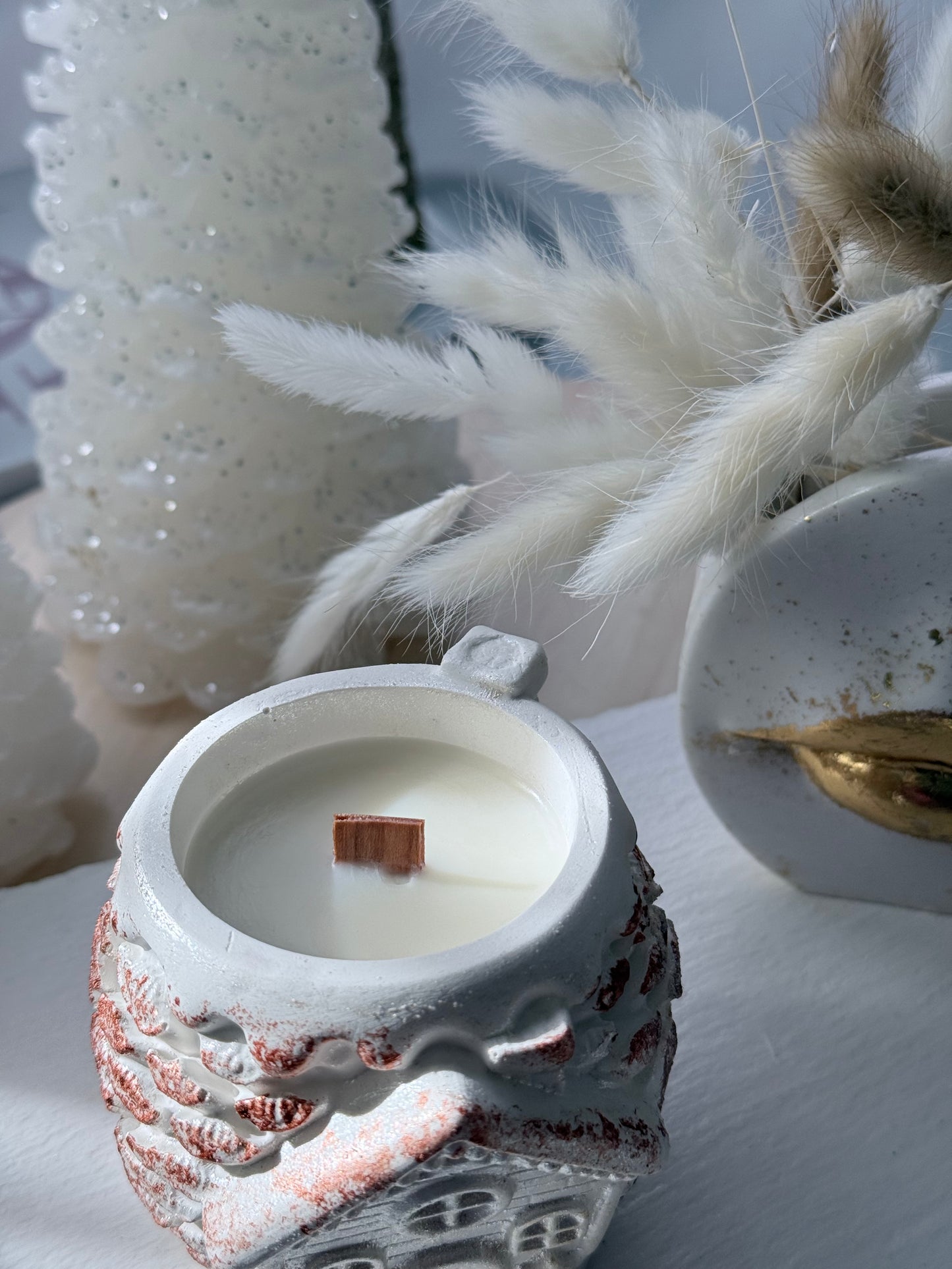 “Casita Invernal: Vela Aromática con Mecha de Madera”