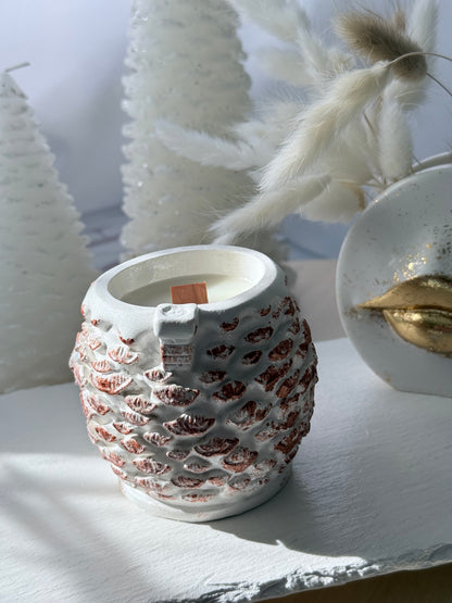 “Casita Invernal: Vela Aromática con Mecha de Madera”