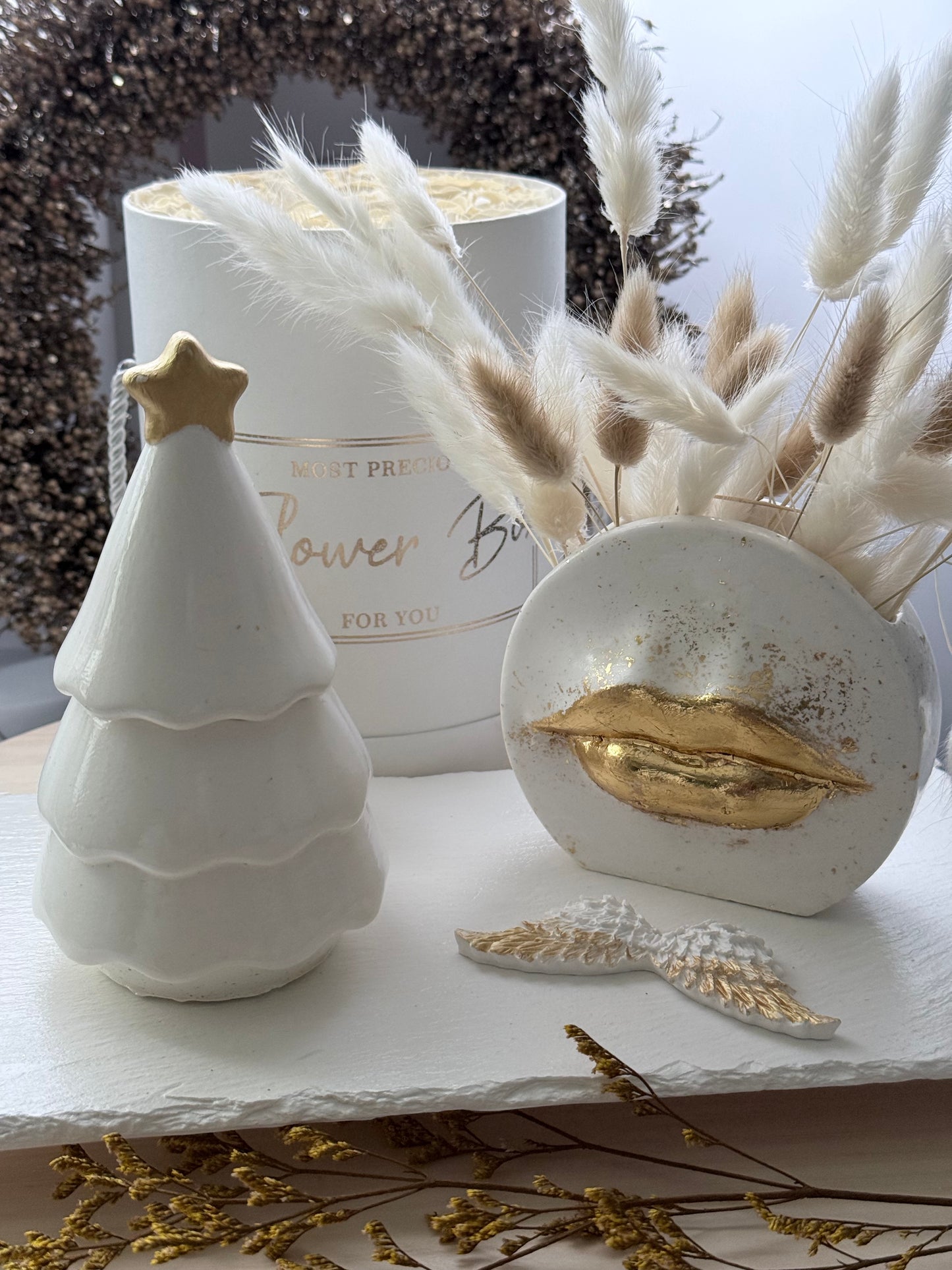 Árbol Navideño de Resina Blanca y Dorada 🎄