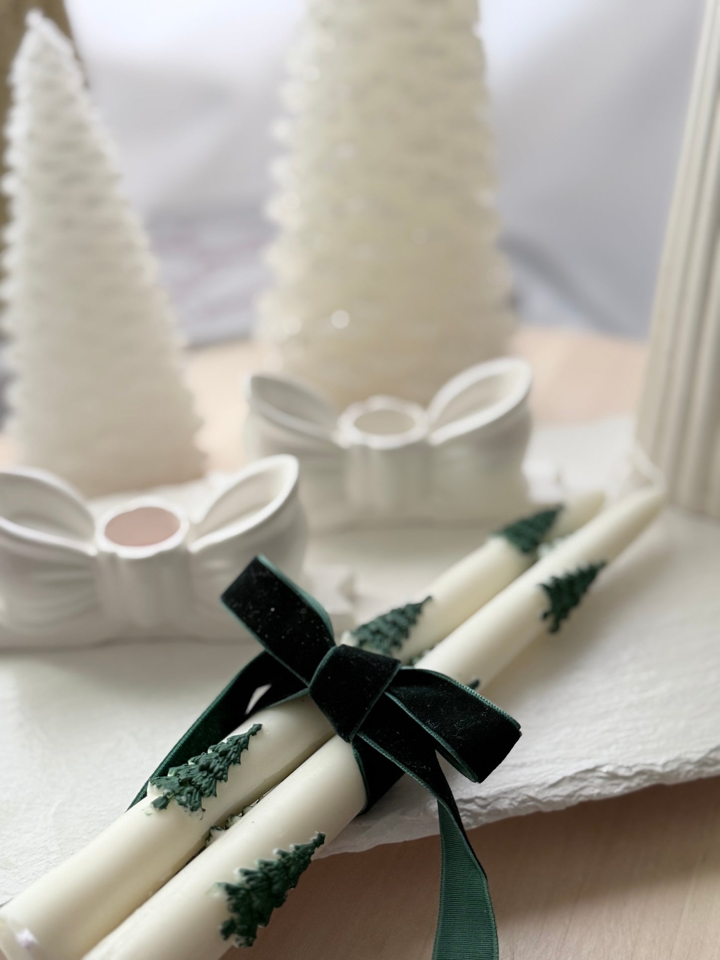 “Lazos Blancos: Porta Velas Navideños”