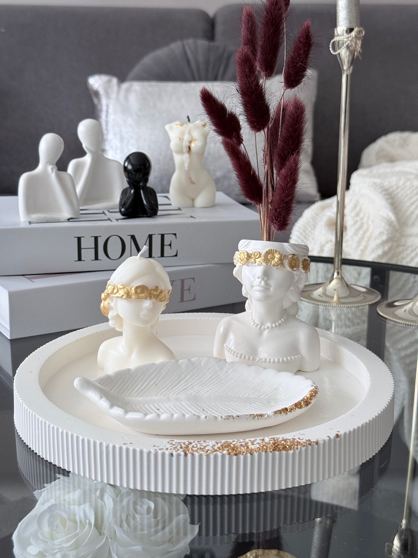 Set Decorativo “Elegancia Clasica en Blanco y Oro”