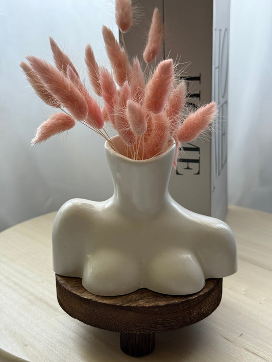 Jarrón escultórico femenino con flores preservadas