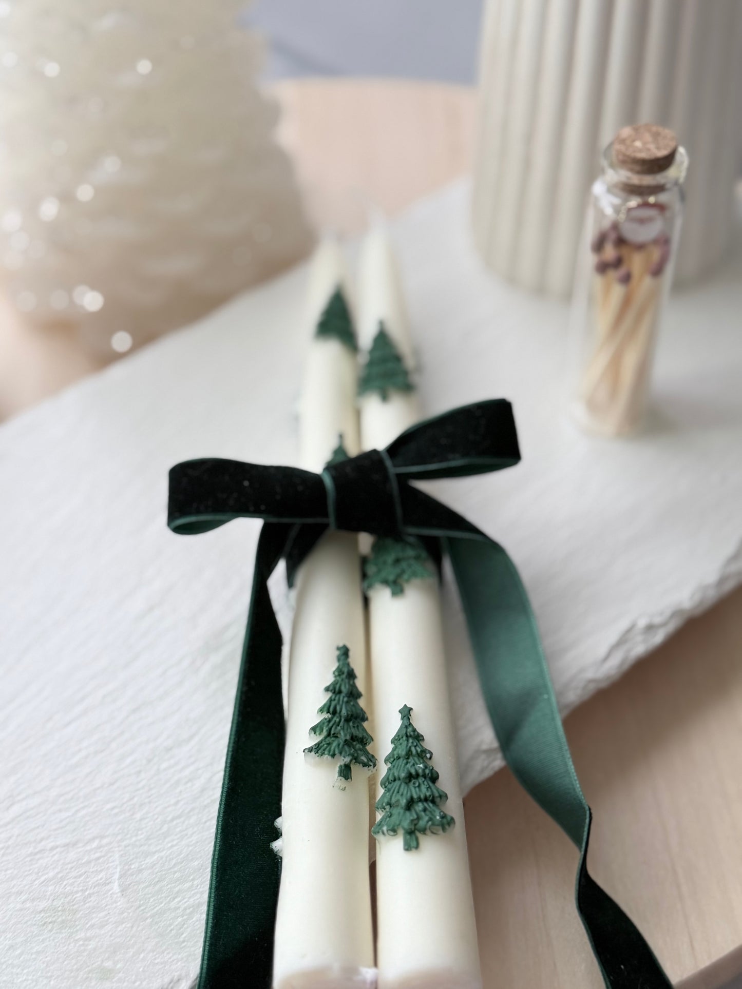 Velas Invernavidad: Set Decorativo con Pinos en Relieve”