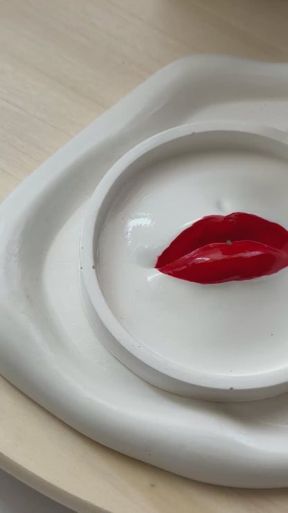 porta inciensos con labios rojos